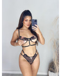 Conjunto de Lingerie com Seios Abertos e Detalhes em Laços Conjunto de Lingerie com Seios Abertos e Detalhes em Laços